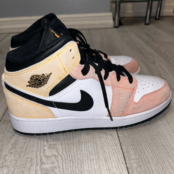 Jordan Other - Jordan Air Jordan 1 Mid SE KIDS SIZE 7